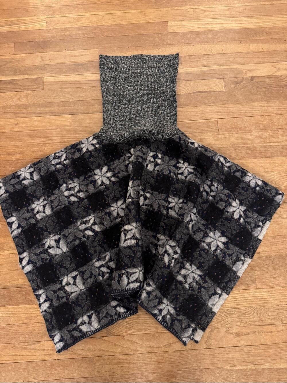 Women's Gray Plaid Floral Wool Blend Turtleneck Poncho Cape - One Size
b16